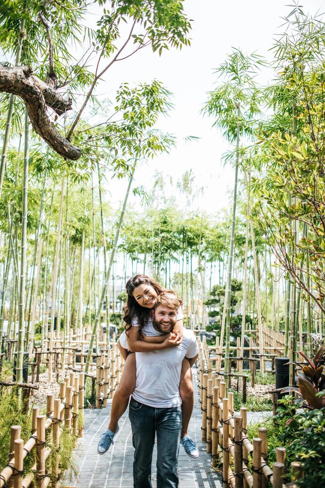 casal feliz e sorridente diversidade em momentos de amor juntos foto