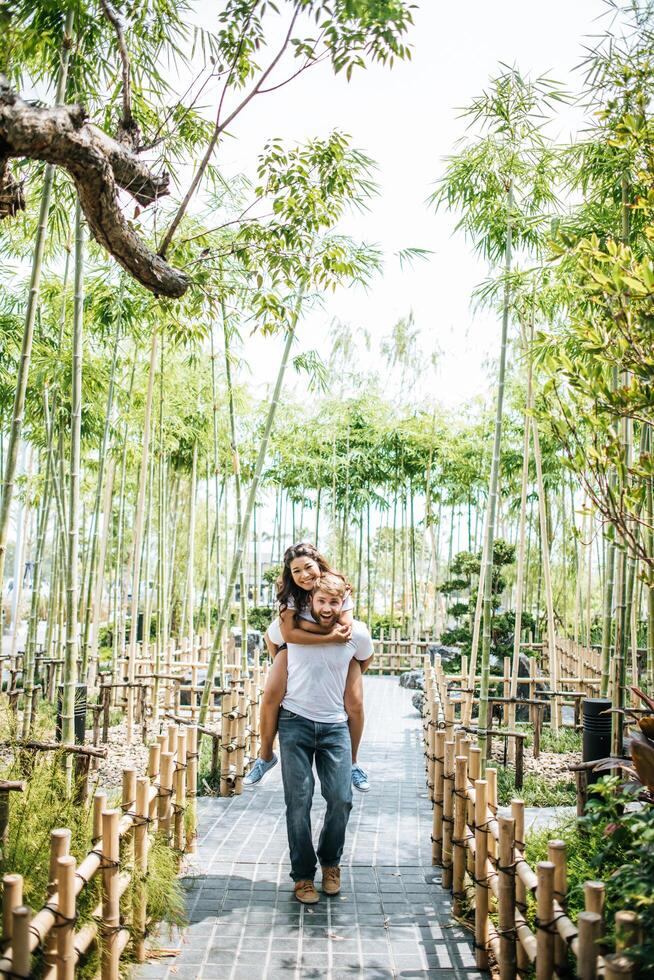 casal feliz e sorridente diversidade em momentos de amor juntos foto