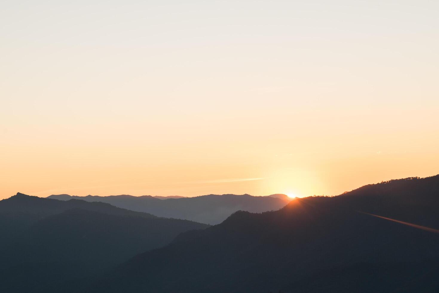 cordilheira pela manhã, camada de silhueta montanha foto