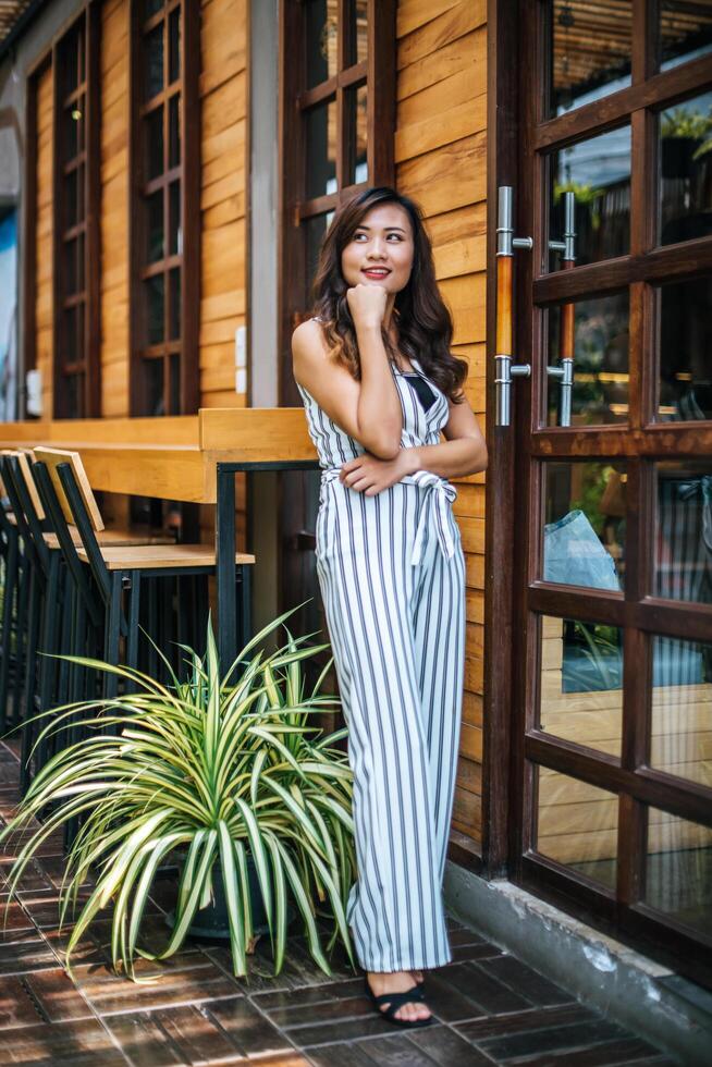 retrato de uma linda mulher asiática relaxando em um café foto