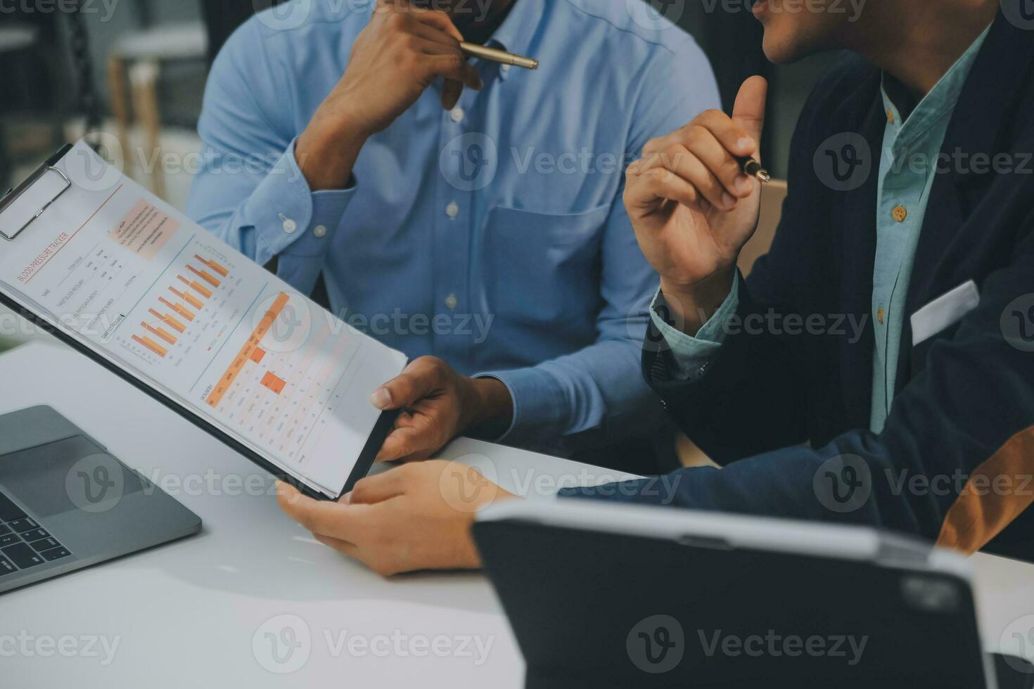 grupo do o negócio pessoas trabalhando juntos dentro a escritório Novo conceito o negócio projeto apresentação Ideias. foto