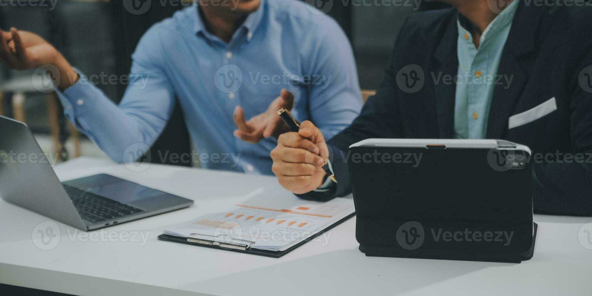 grupo do o negócio pessoas trabalhando juntos dentro a escritório Novo conceito o negócio projeto apresentação Ideias. foto