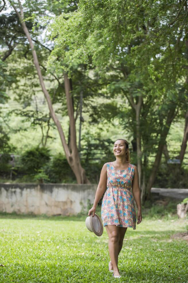 jovem feliz sorrindo e caminhando no parque foto