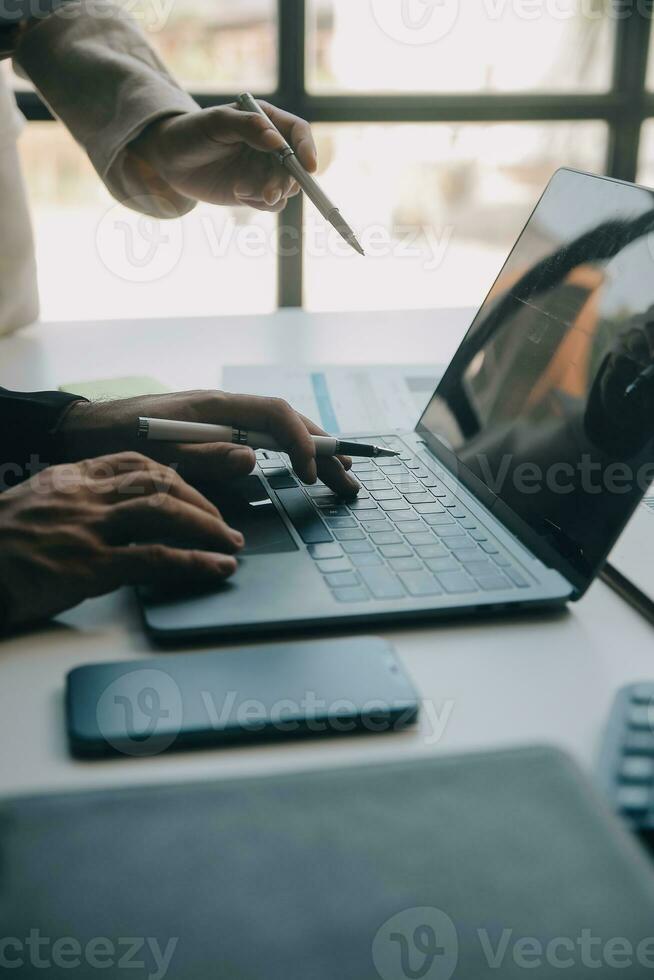 tiro do uma ásia jovem o negócio fêmea trabalhando em computador portátil dentro dela posto de trabalho. foto