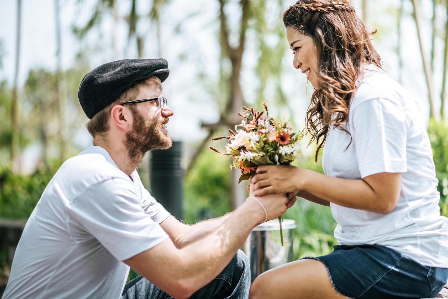 casal feliz e sorridente diversidade em momentos de amor juntos foto