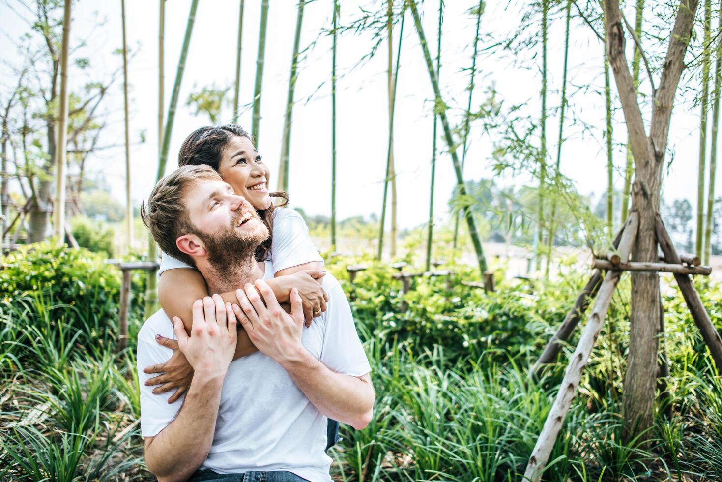 casal feliz e sorridente diversidade em momentos de amor juntos foto