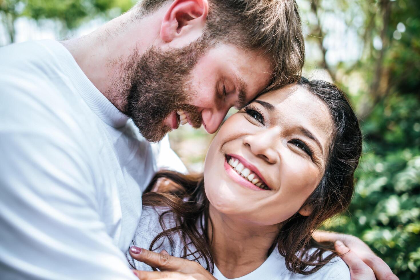 casal feliz e sorridente diversidade em momentos de amor juntos foto