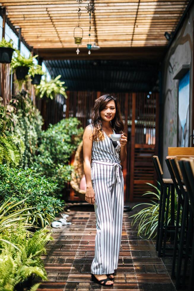 retrato de uma linda mulher asiática relaxando em um café foto