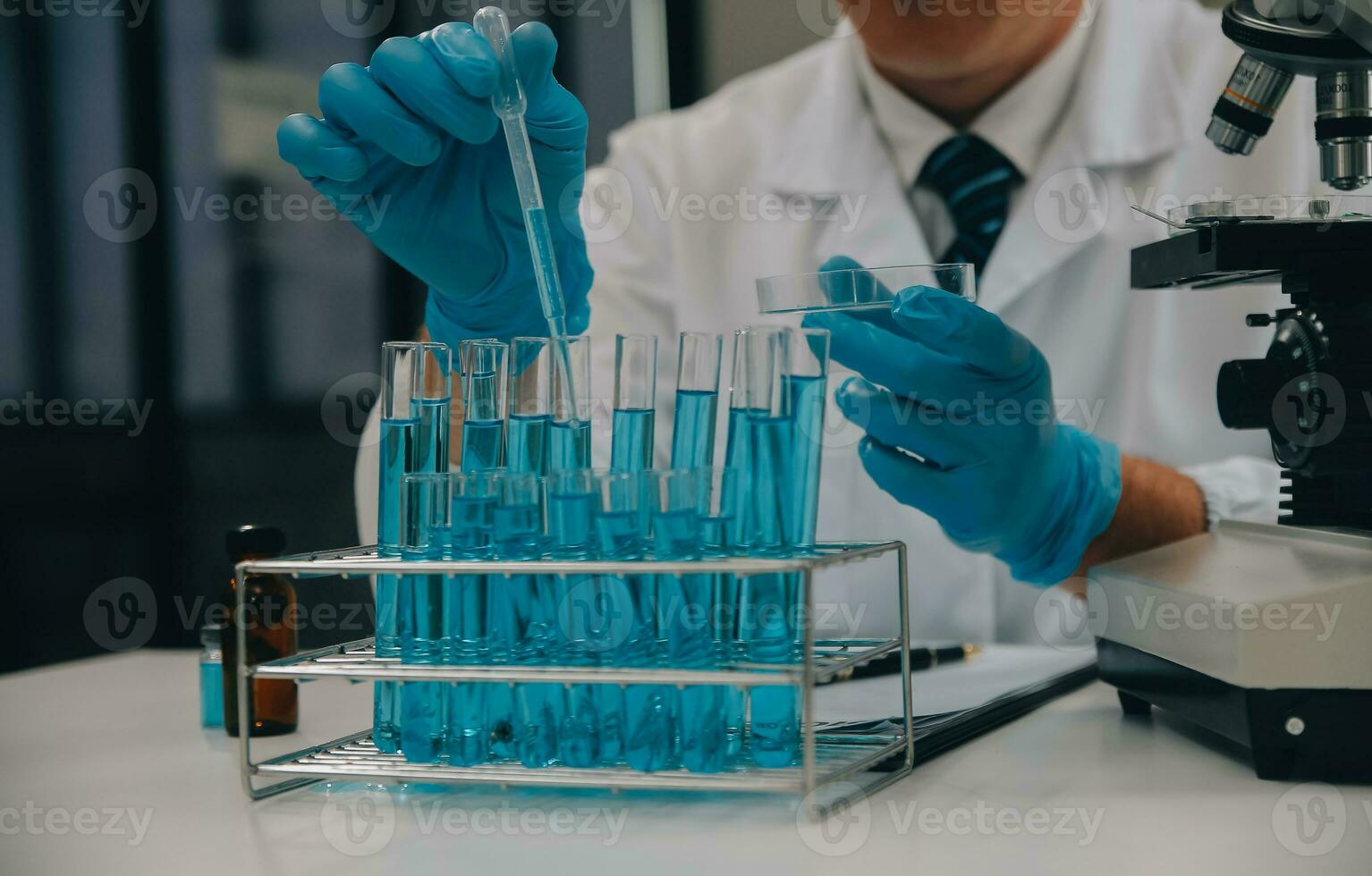 cientista ou médico dentro laboratório casaco trabalhando dentro biotecnológico laboratório, microscópio equipamento para pesquisa com mistura reagentes dentro vidro frasco dentro clínico laboratório. foto