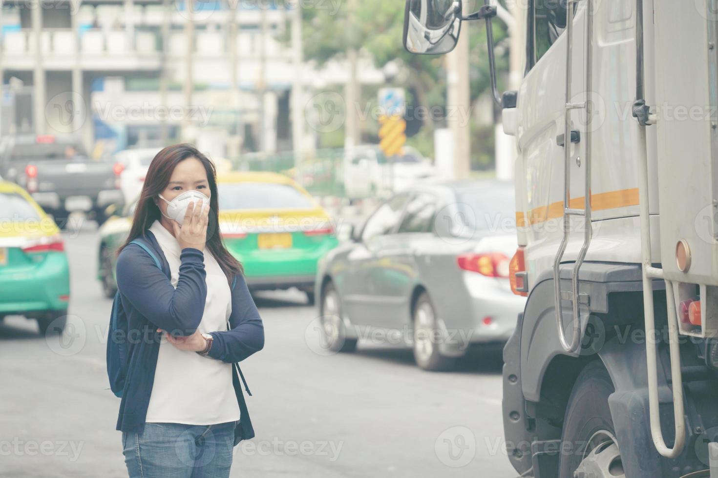 mulher usando máscara protetora na rua da cidade foto