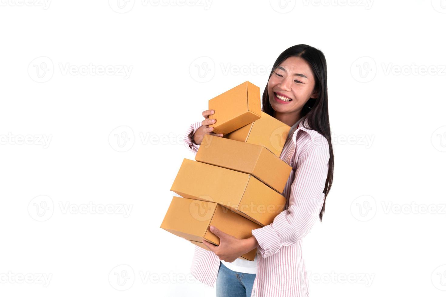 mulher segurando uma caixa de pacote foto