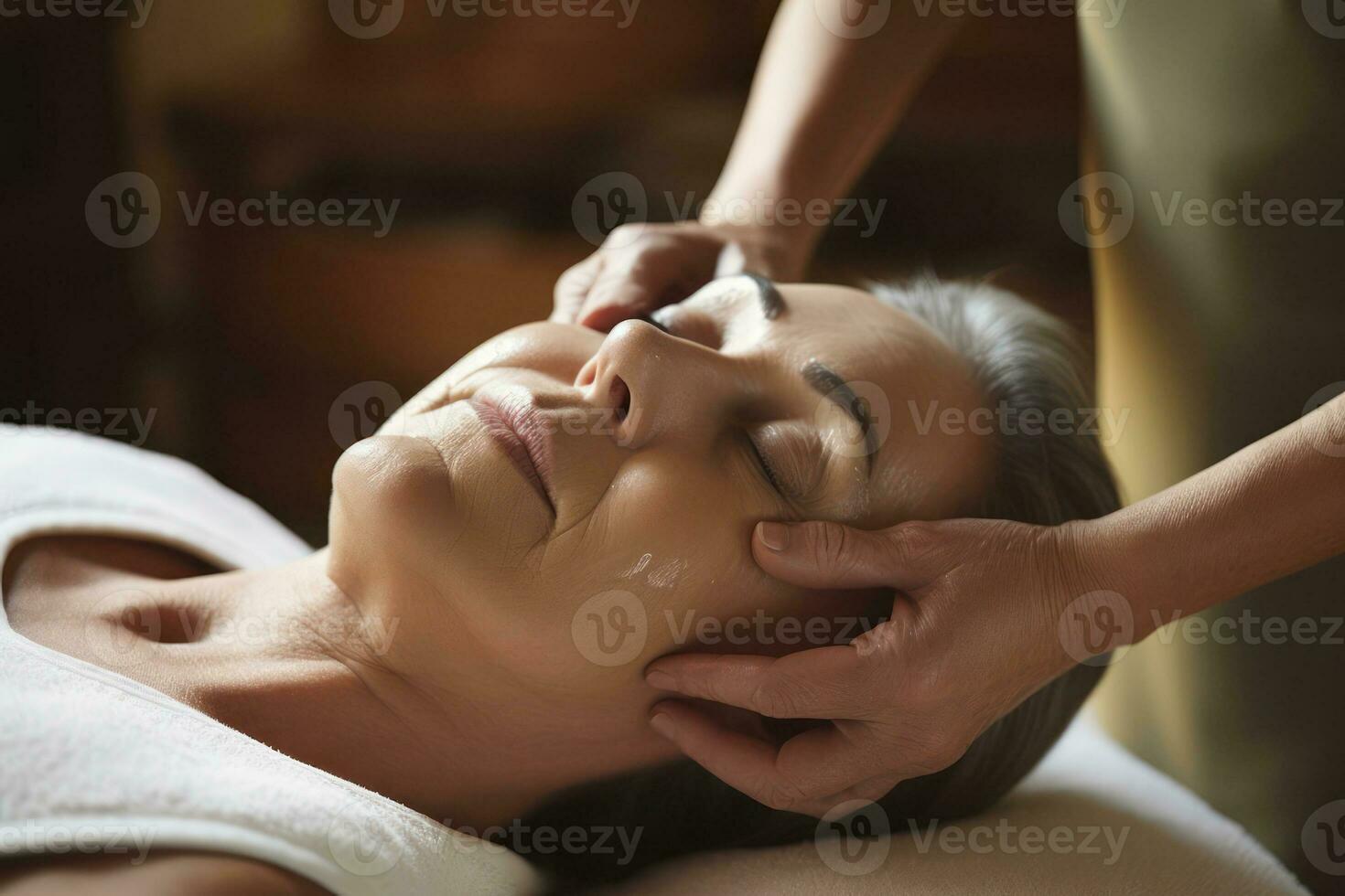 ai gerado grisalho senhora dentro uma massagem salão recebe uma facial massagem. Cosmético procedimentos para suave Fora rugas foto