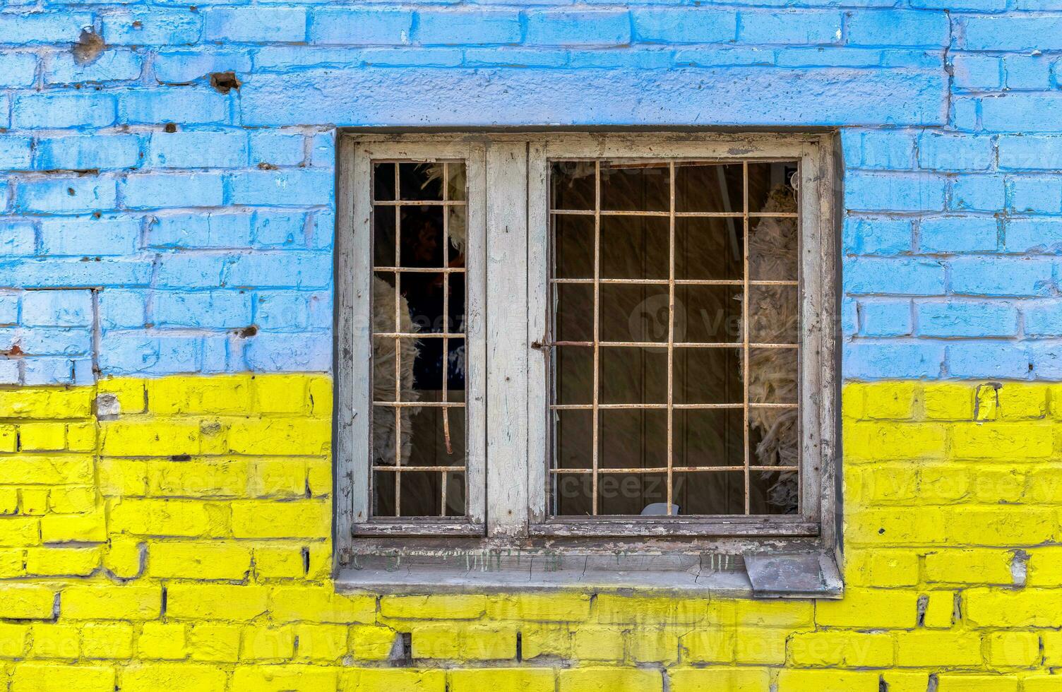 padronizar explosão estragado azul amarelo casa parede com janela dentro Ucrânia foto