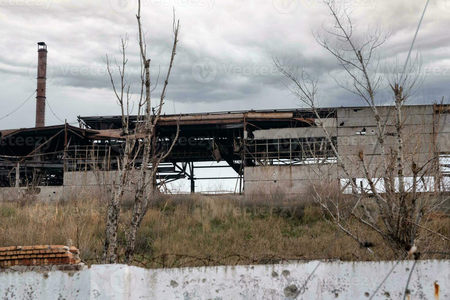 destruído edifícios do a oficina do a azovstal plantar dentro mariupol Ucrânia foto