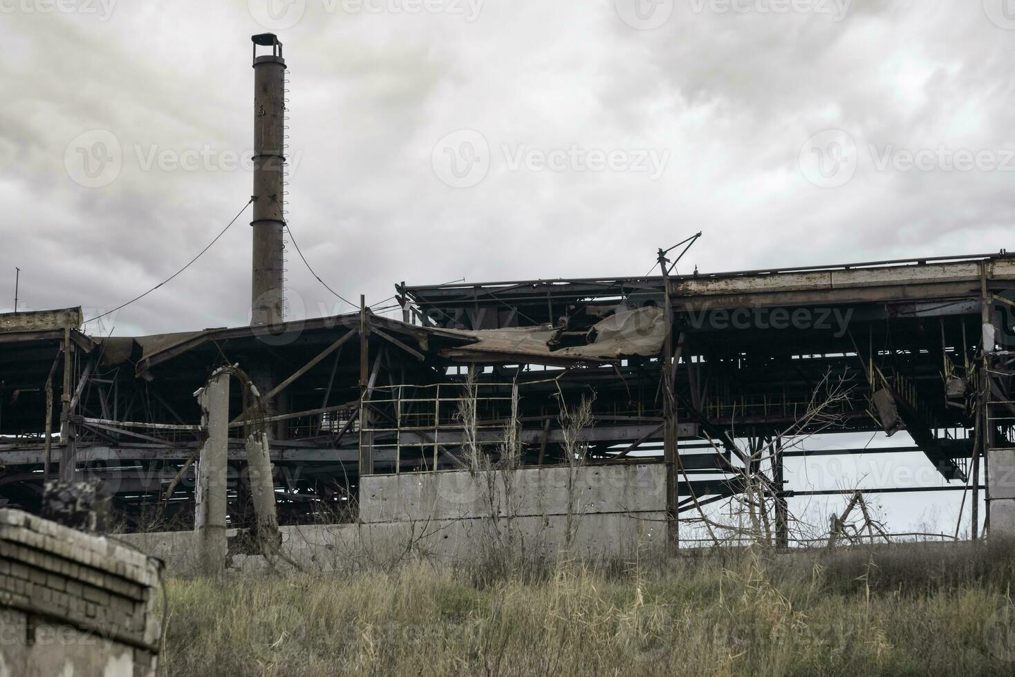 destruído edifícios do a oficina do a azovstal plantar dentro mariupol Ucrânia foto