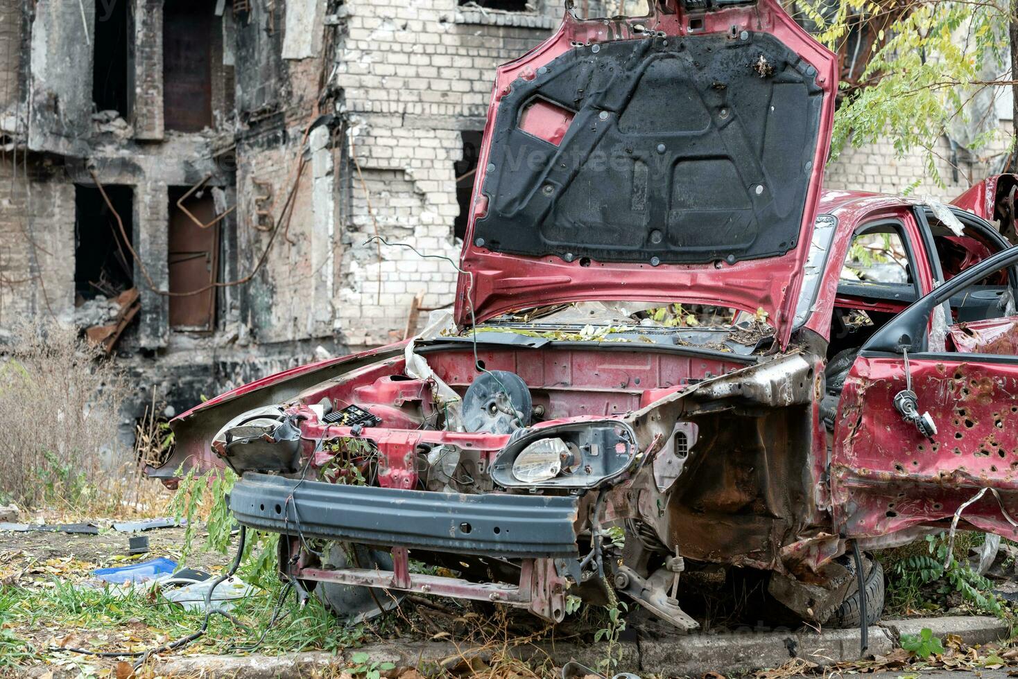 estragado e saqueado carros dentro uma cidade dentro Ucrânia durante a guerra foto