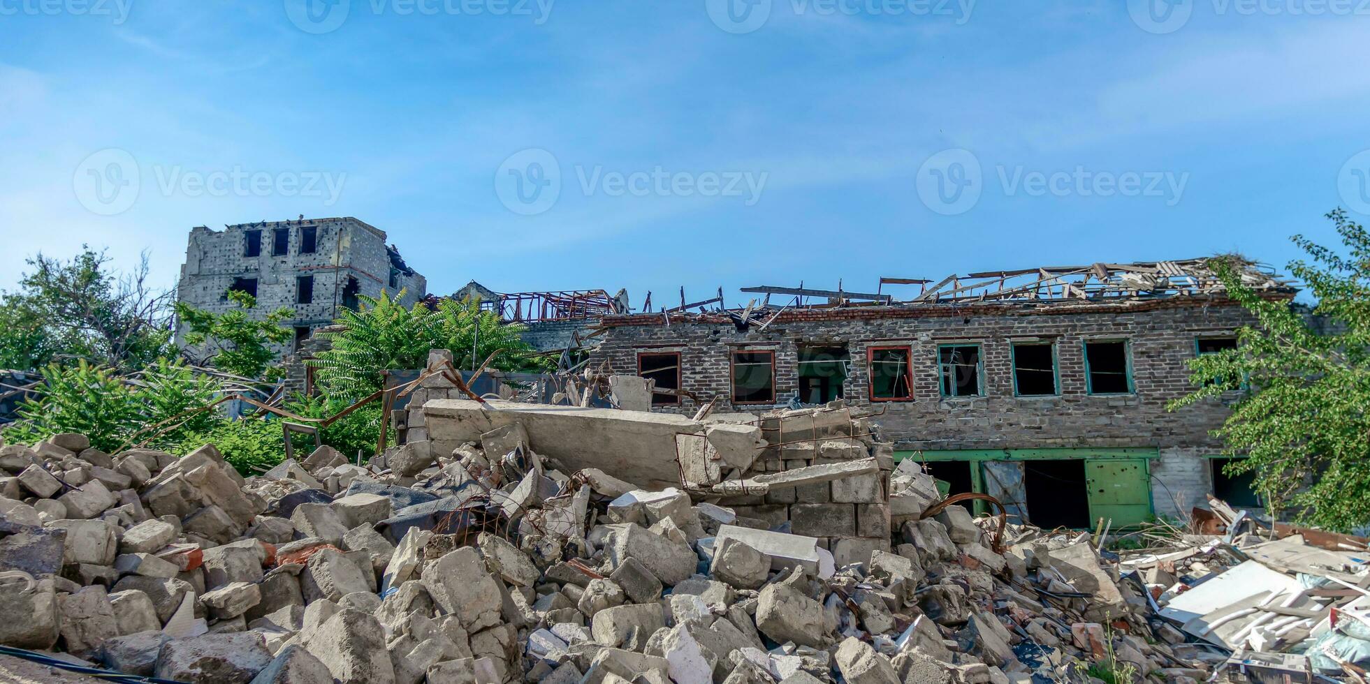 destruído e queimado casas dentro a cidade Rússia Ucrânia guerra foto