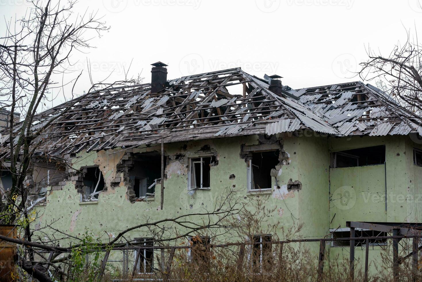 destruído e queimado casas dentro a cidade Rússia Ucrânia guerra foto