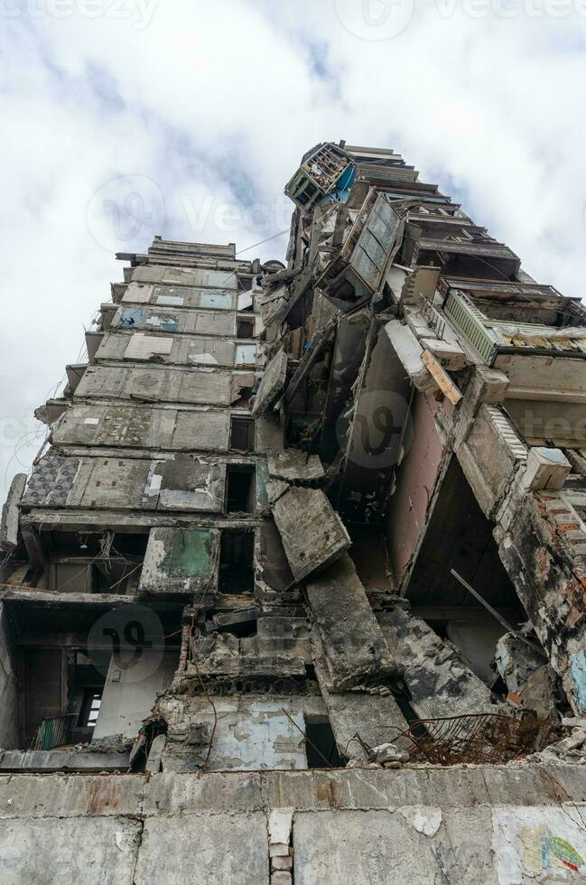 destruído e queimado casas dentro a cidade durante a guerra dentro Ucrânia foto