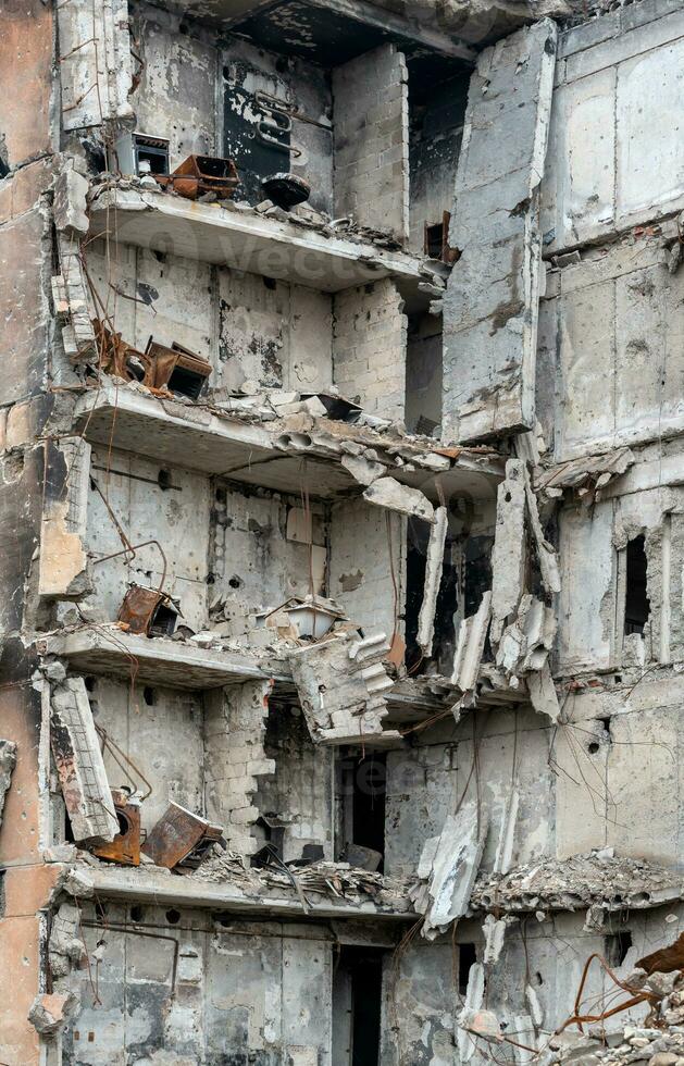 destruído e queimado casas dentro a cidade durante a guerra dentro Ucrânia foto