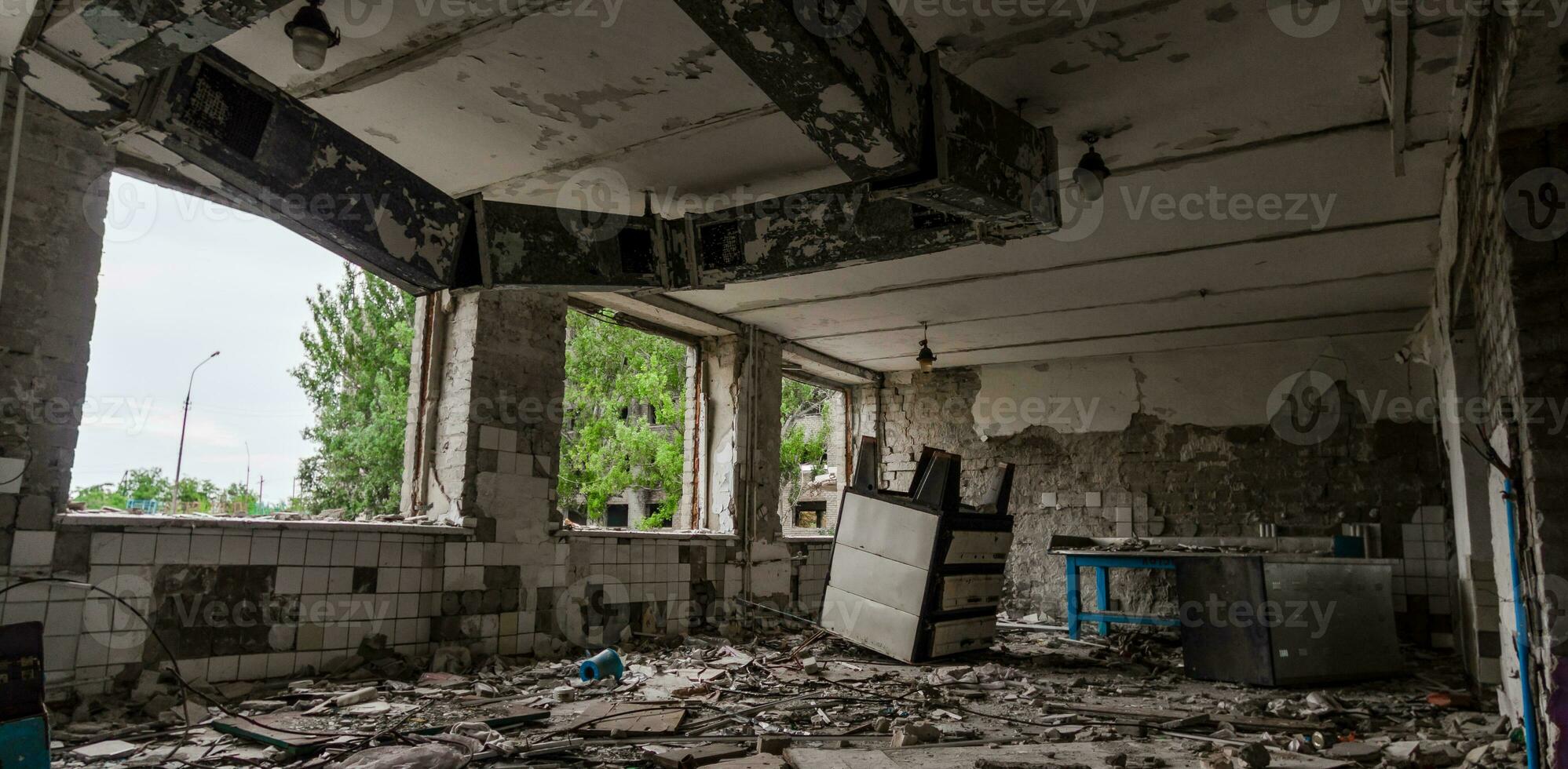 dentro uma destruído escola dentro Ucrânia foto