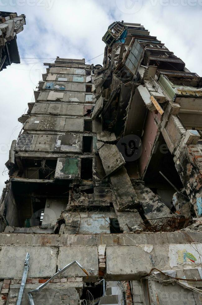 destruído e queimado casas dentro a cidade durante a guerra dentro Ucrânia foto