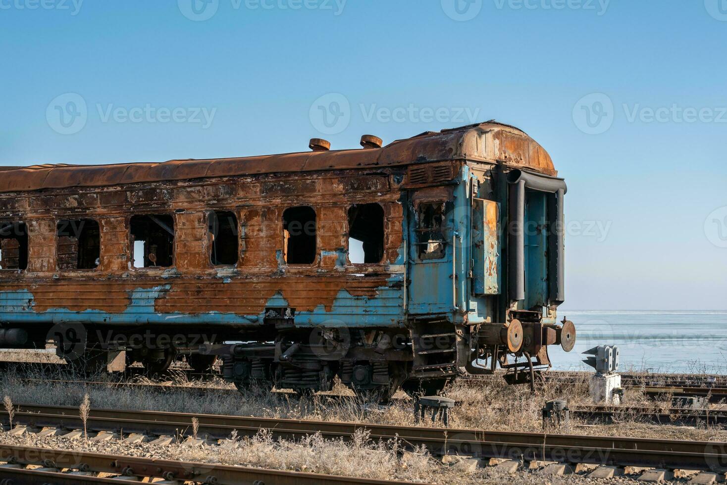 estragado e queimado trens dentro Ucrânia foto