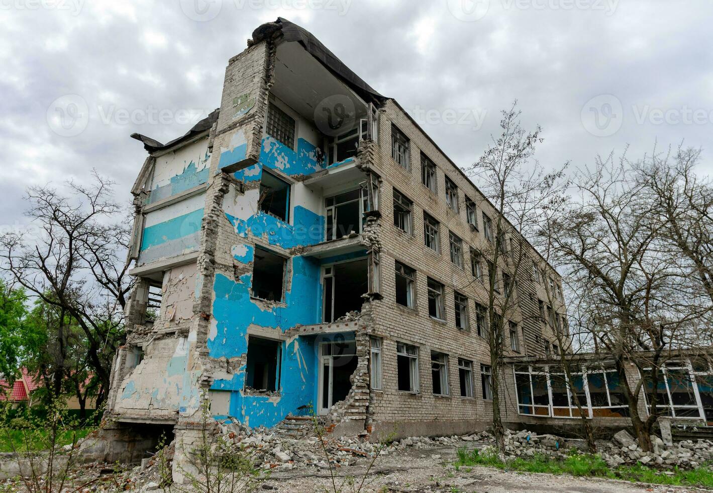 destruído escola construção dentro Ucrânia foto