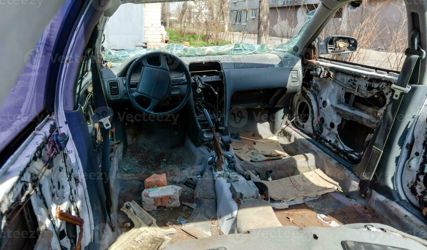 estragado e saqueado carros dentro uma cidade dentro Ucrânia durante a guerra foto