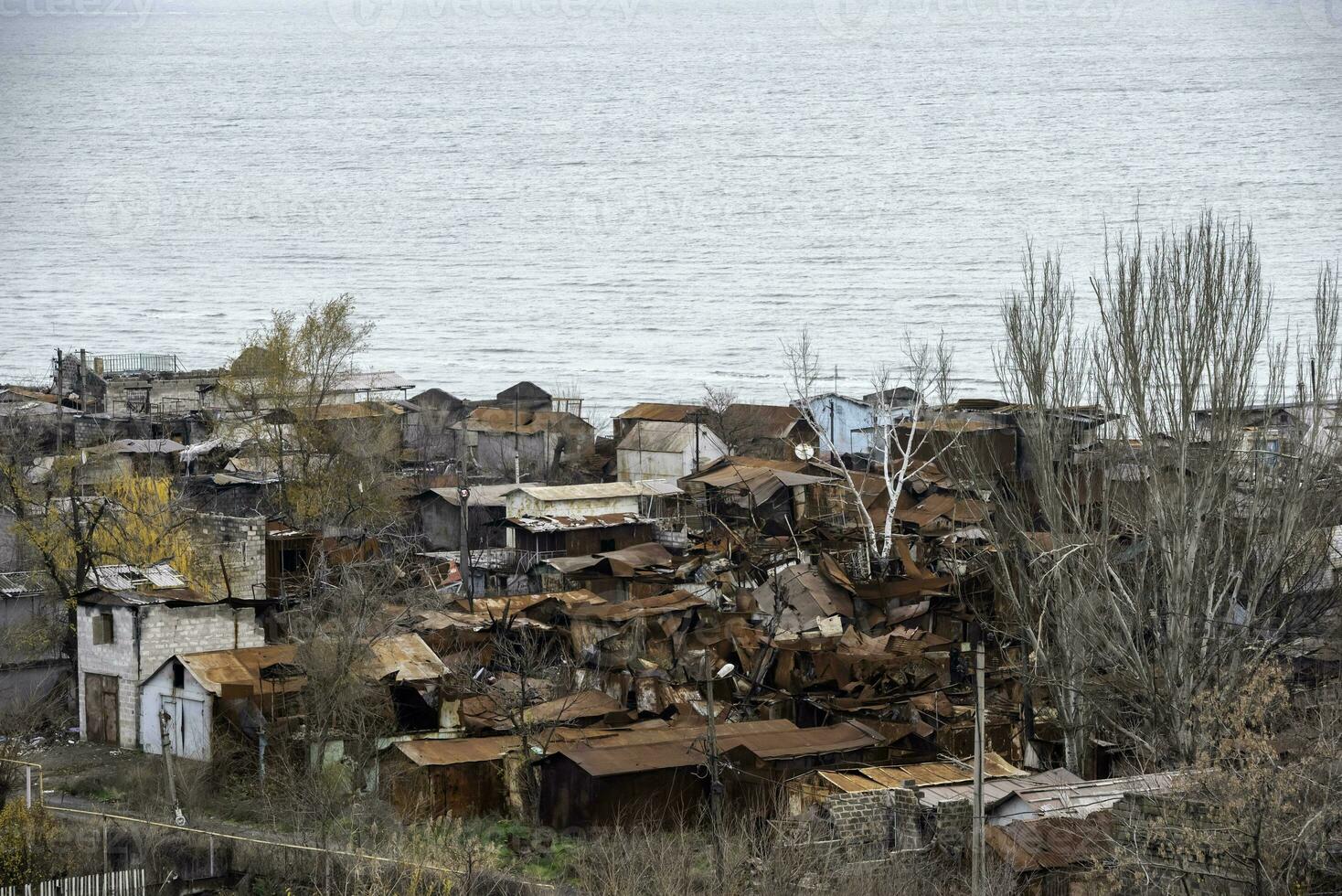 destruído e queimado casas dentro a cidade Rússia Ucrânia guerra foto