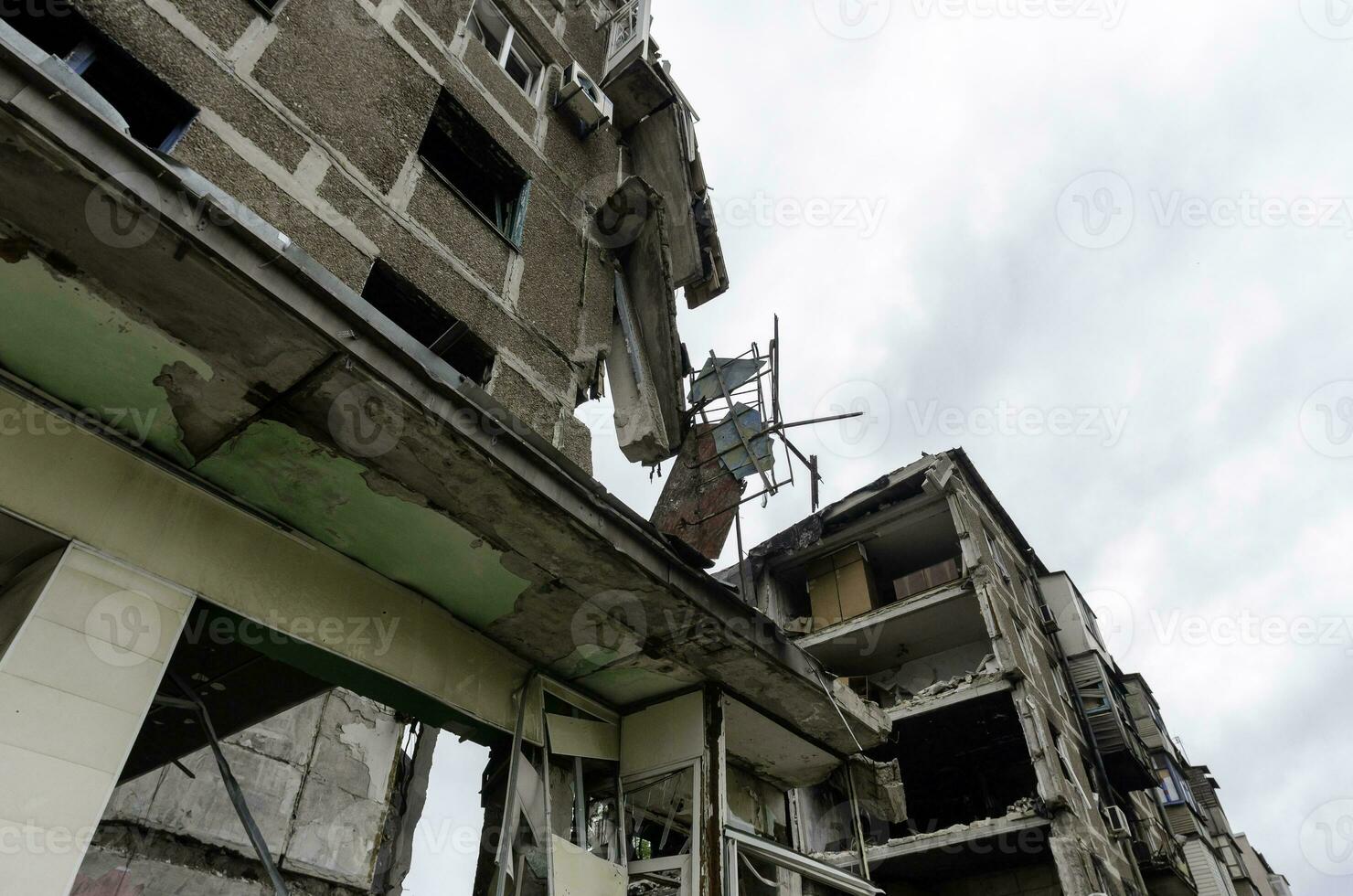 destruído e queimado casas dentro a cidade Rússia Ucrânia guerra foto