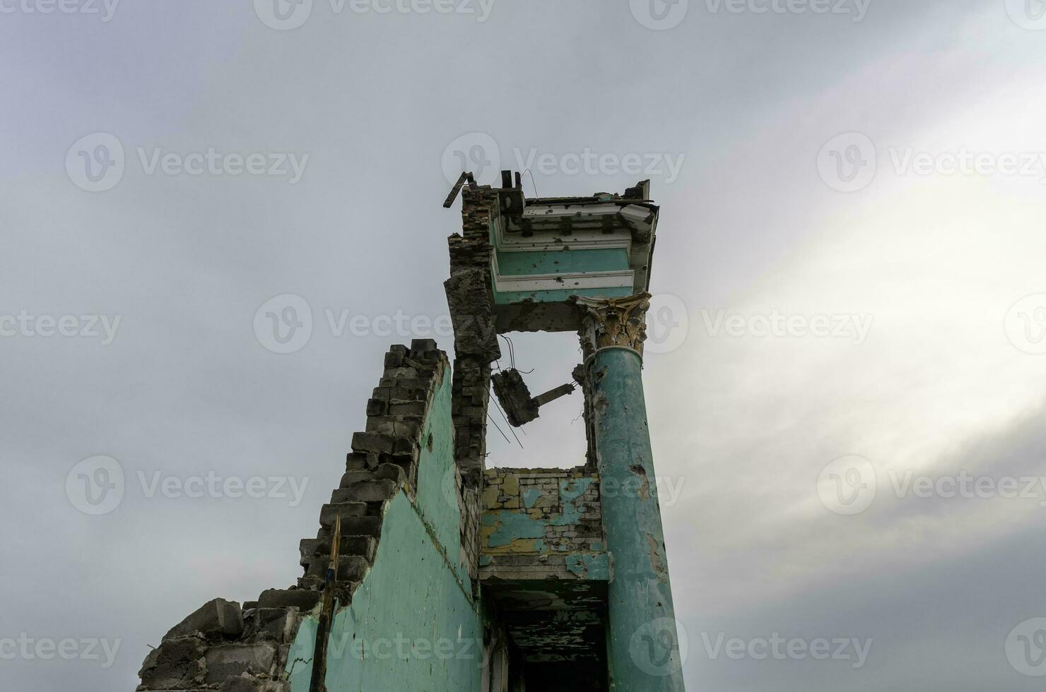 destruído e queimado casas dentro a cidade Rússia Ucrânia guerra foto