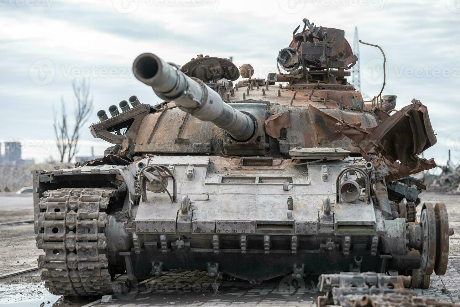 estragado militares tanque em uma cidade rua dentro Ucrânia foto