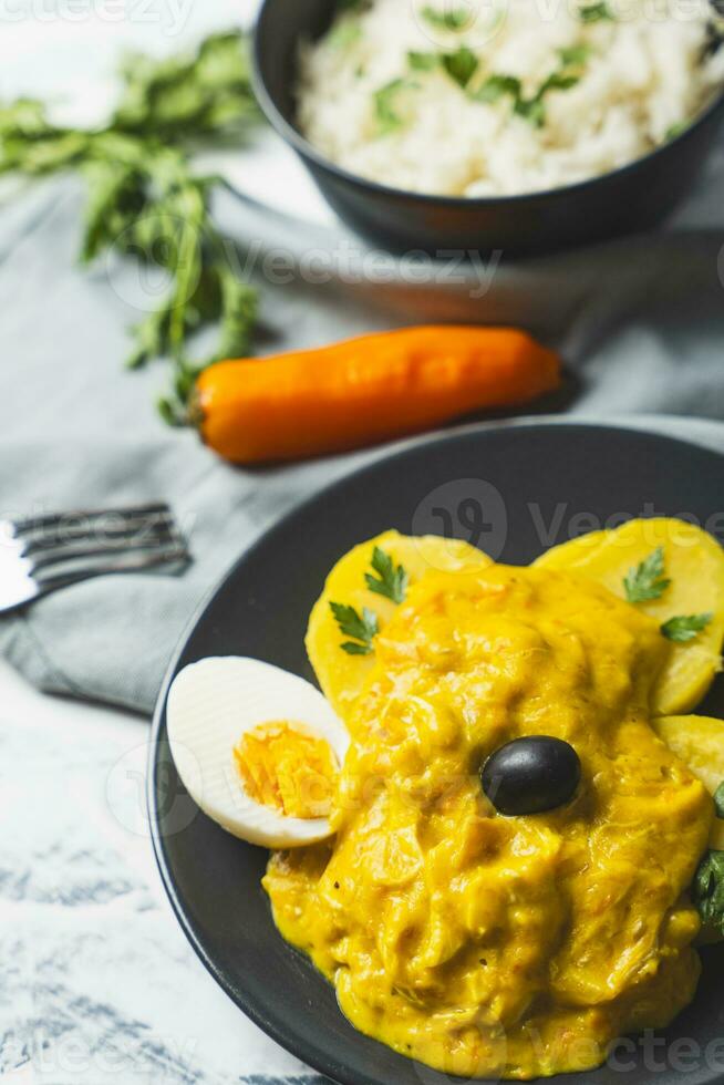 típica prato chamado aji de galina, isto é muito bem conhecido e tradicional dentro peruano gastronomia. foto