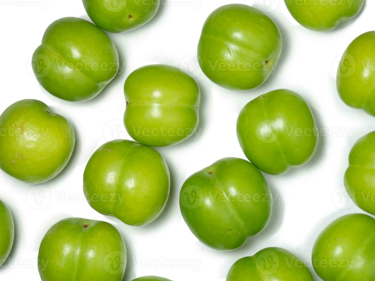 cereja ameixa frutas em uma branco fundo. saudável verde fruta. sulista fruta isolar. foto