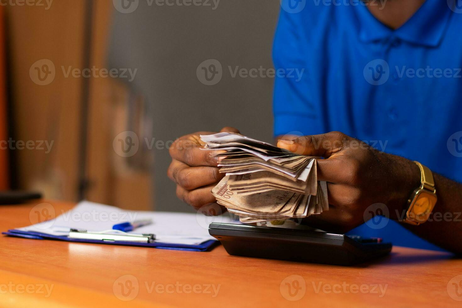 uma nigeriano homem contando dinheiro foto