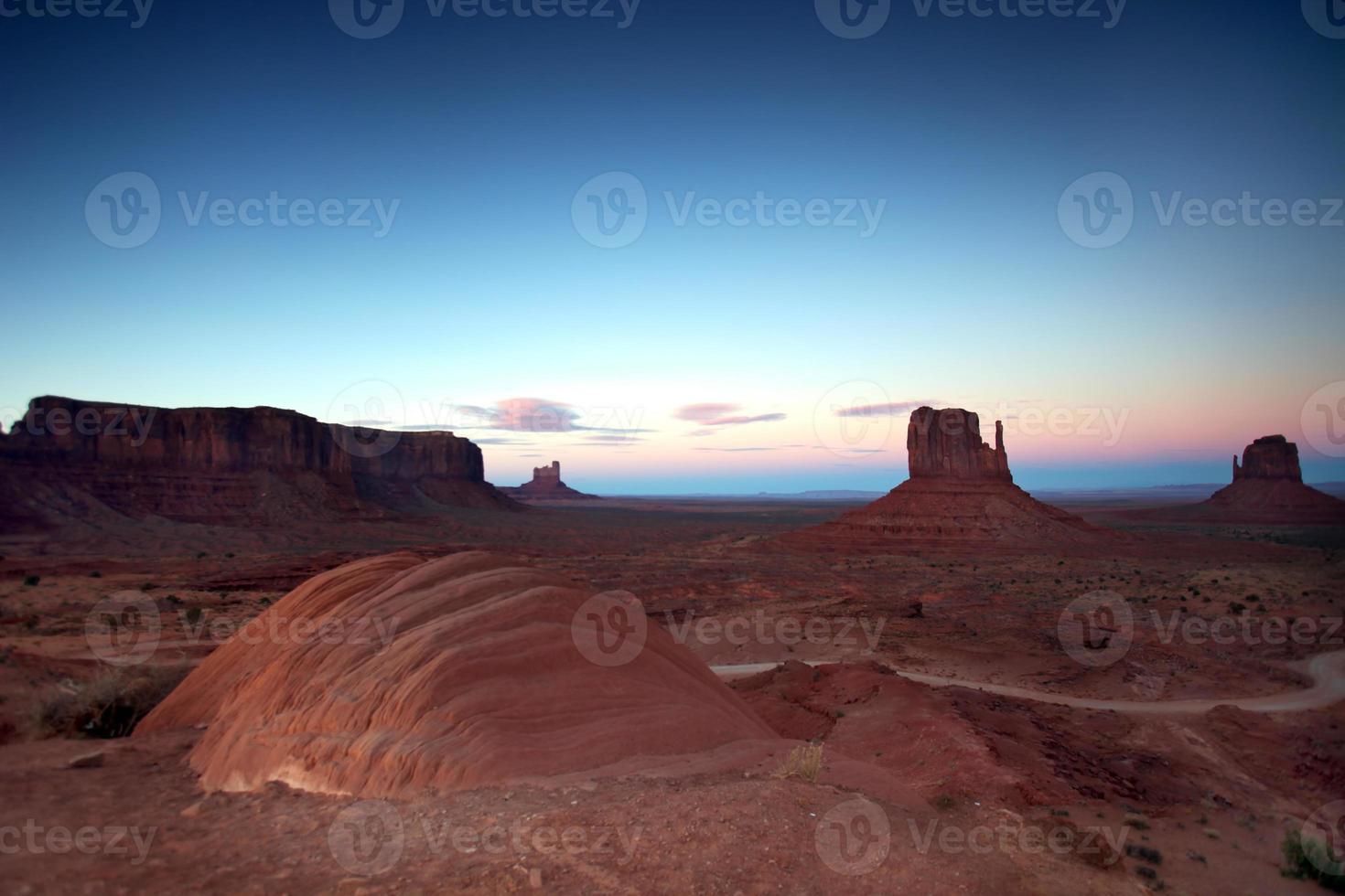 Monument Valley Buttes após o pôr do sol foto