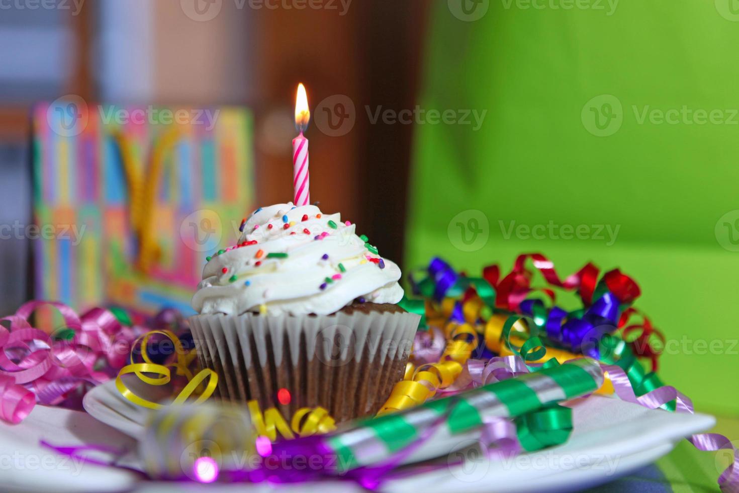 bolo de aniversário com vela foto