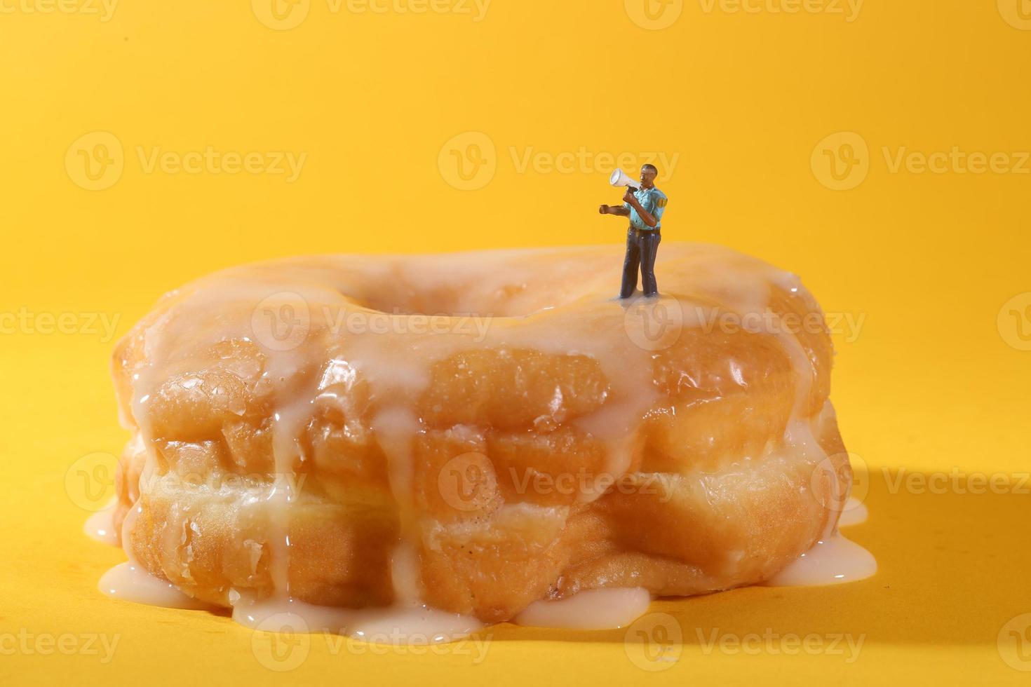 policiais em imagens conceituais de comida com donuts foto