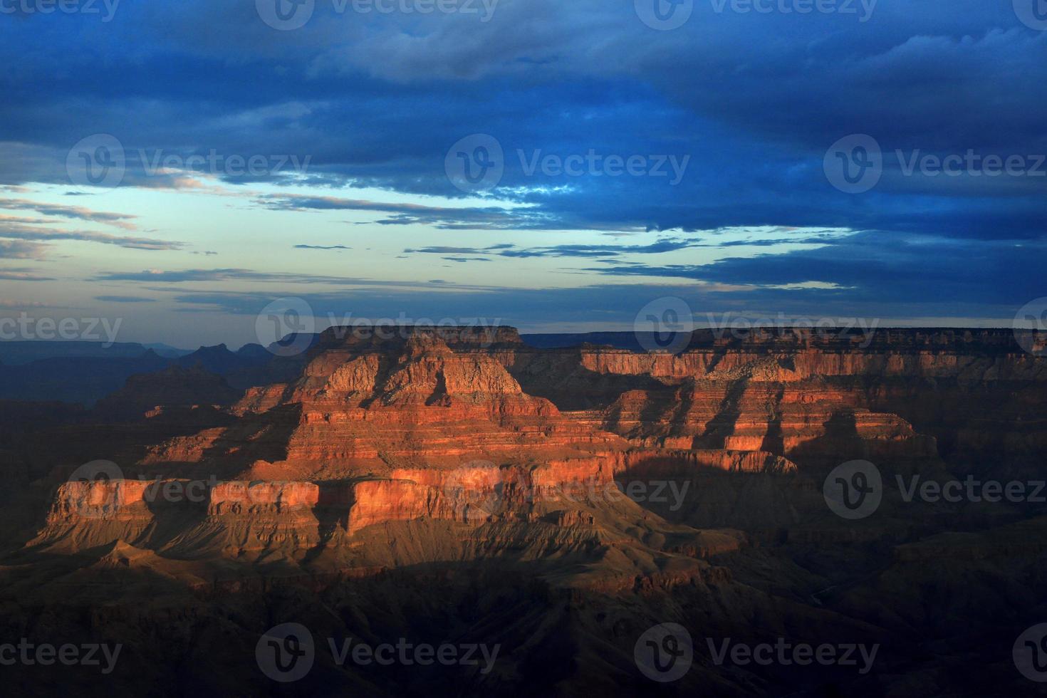 adorável nascer do sol na borda sul do grand canyon arizona eua foto