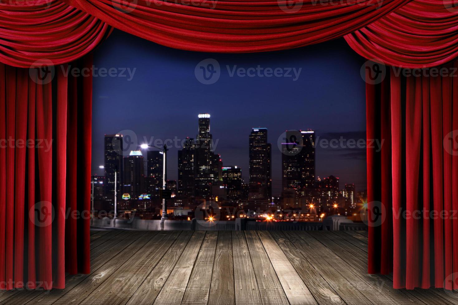 Cortinas de cortina de palco de teatro com uma cidade noturna como pano de fundo foto