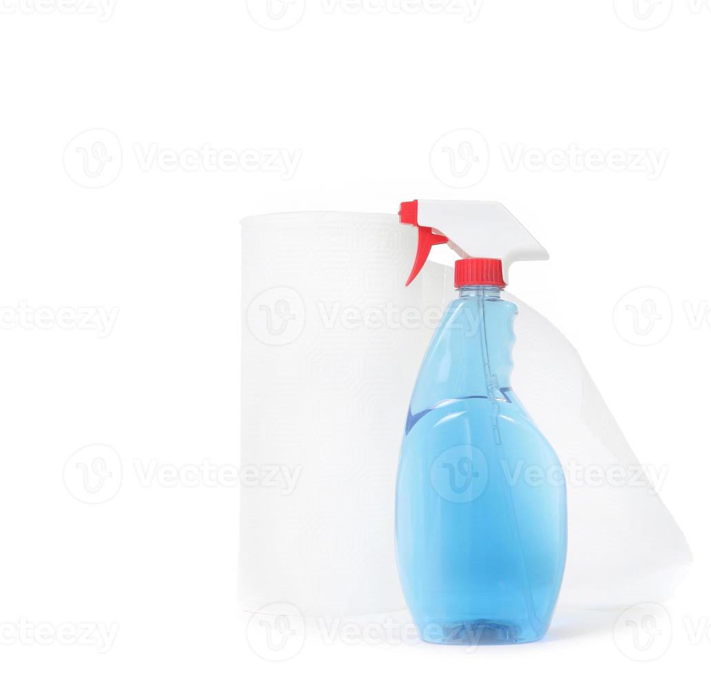 limpador de janelas e toalhas de papel no fundo branco foto