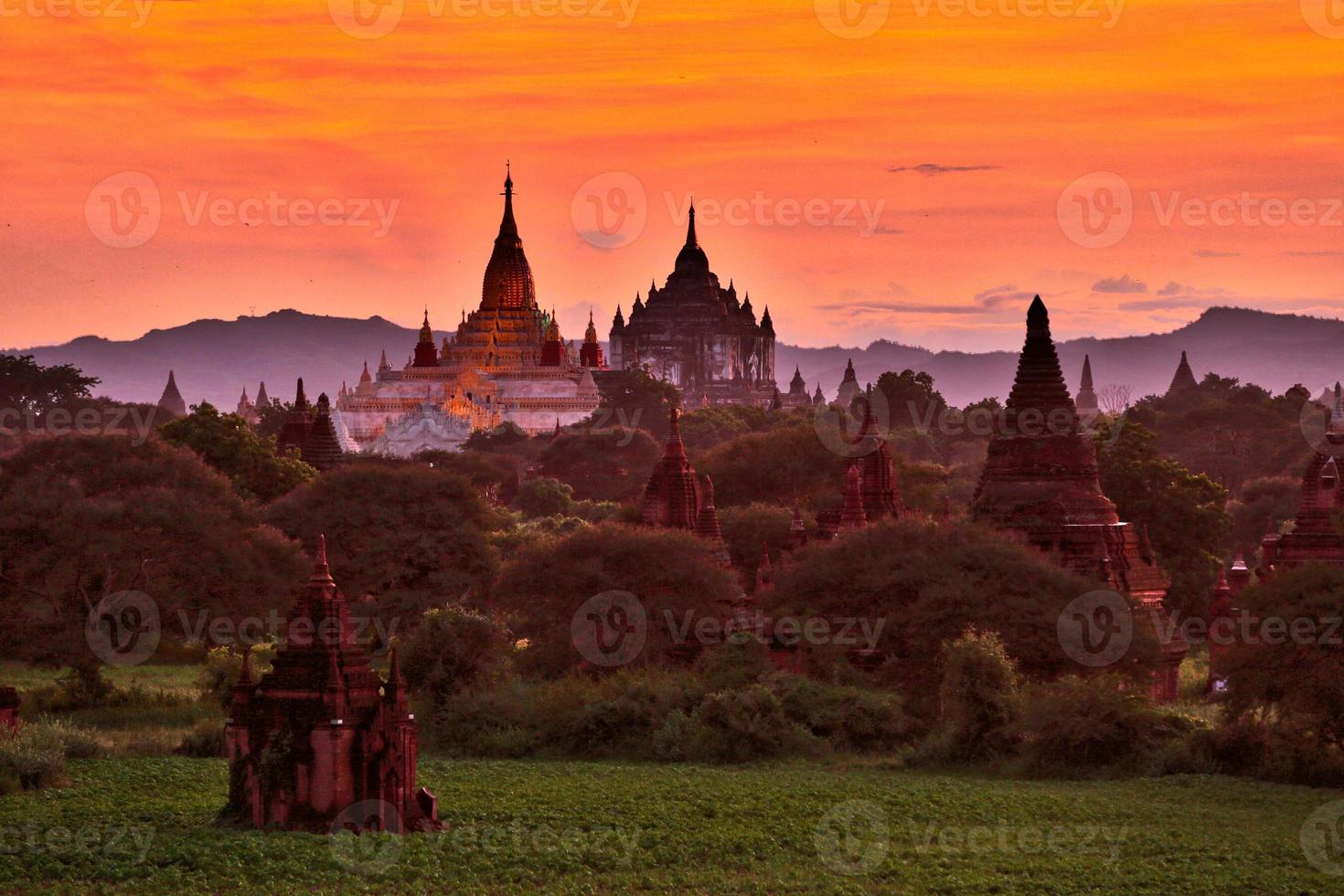 templos budistas em myanmar, sudeste da ásia foto