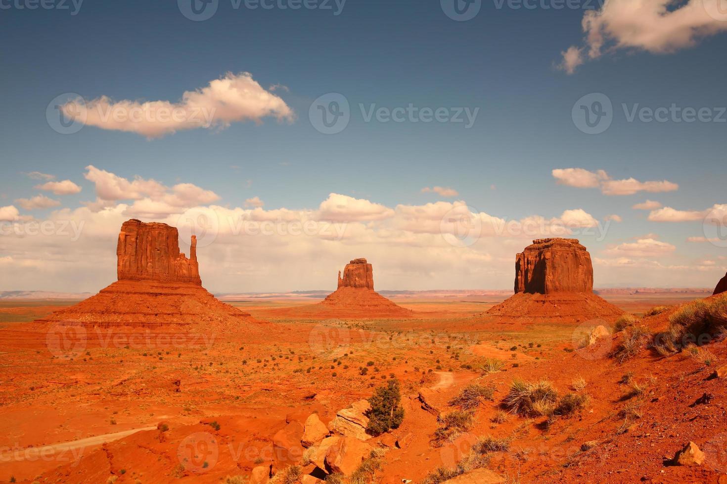 3 buttes no monument Valley arizona foto