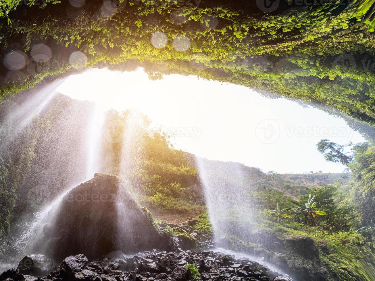 majestosa cachoeira madakaripura fluindo em penhasco rochoso foto