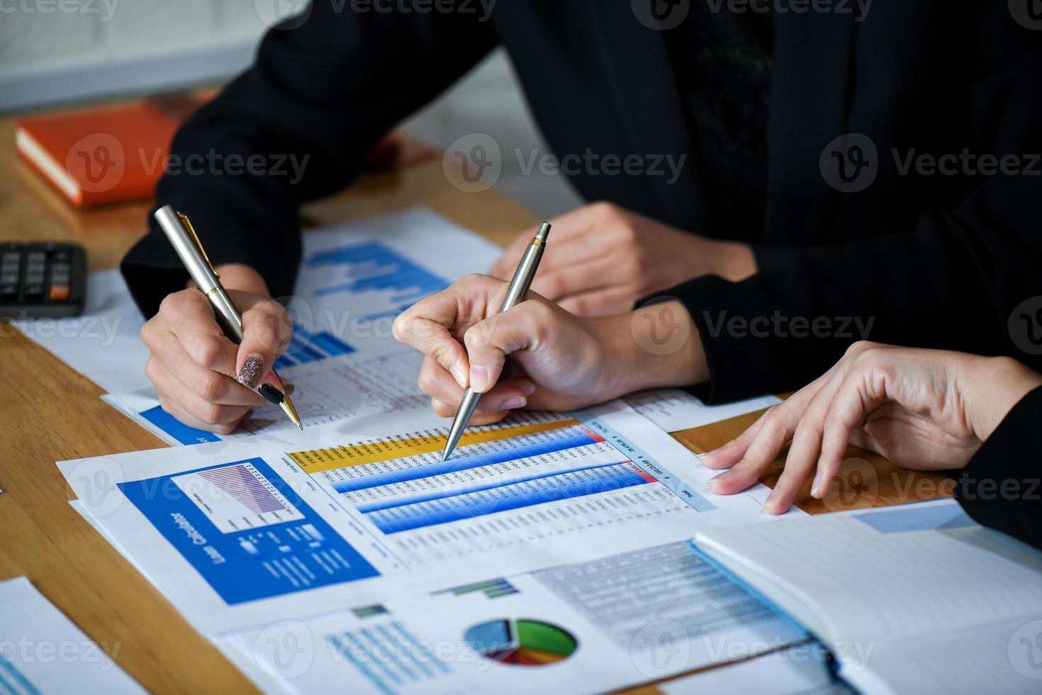 o pessoal do escritório está resumindo o trabalho para apresentar a gestão. foto