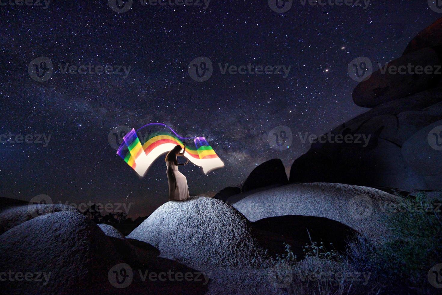 pintura de luz criativa com iluminação de tubo de cor com paisagens foto