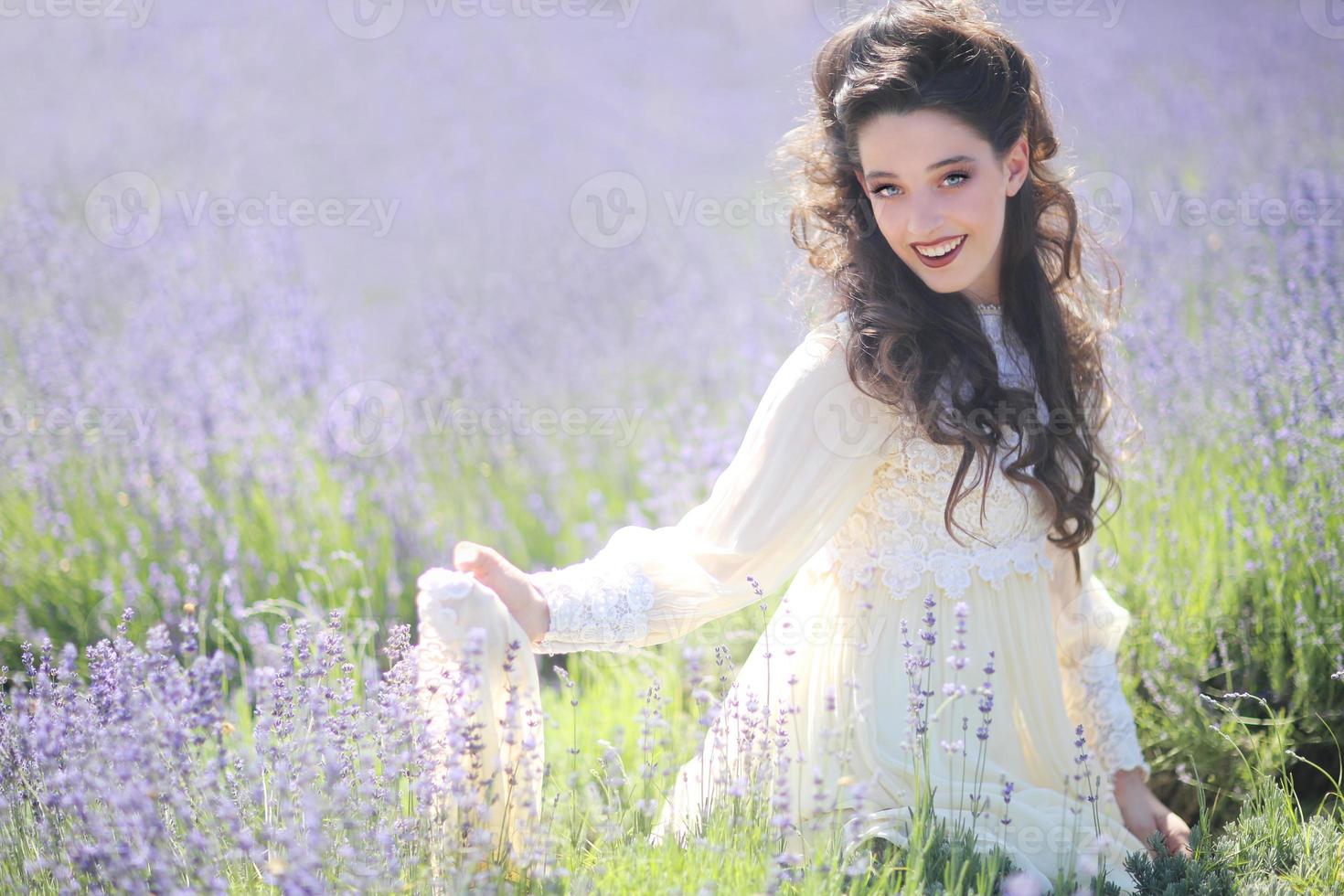 menina bonita ao ar livre em um campo de flores de lavanda foto