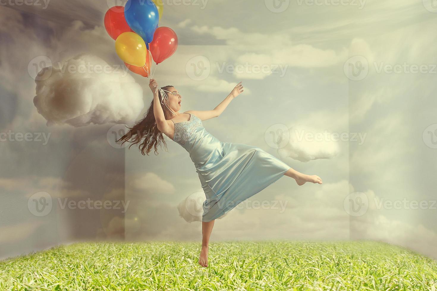 mulher flutuando como imagem de fantasia de levitação foto