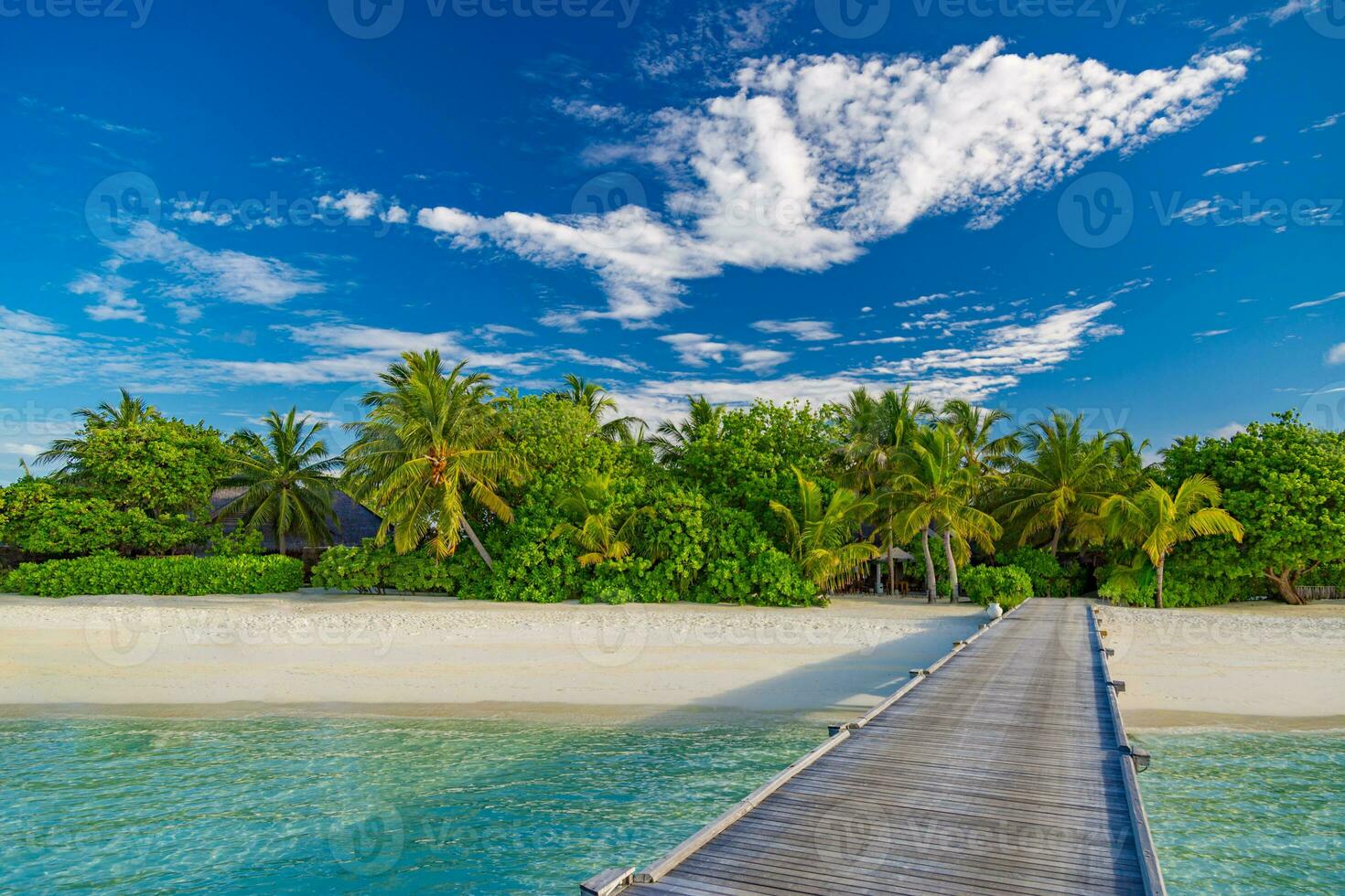 verão período de férias em uma tropical ilha hotel recorrer com lindo de praia e Palma árvores, cais cais caminho paraíso panorama. idílico turismo relaxante visualizar. viagem feriado exótico natureza destino foto